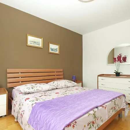 Isabella 2103 بولا