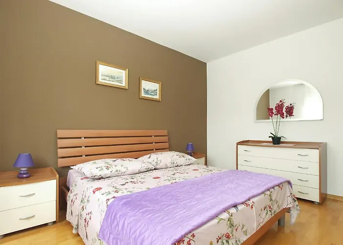 Isabella 2103 بولا